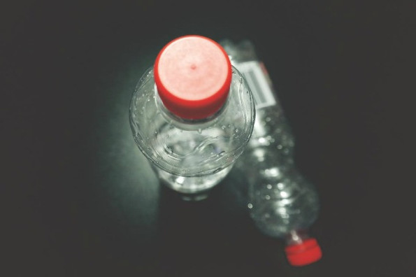 Вода в пластиковой бутылке
