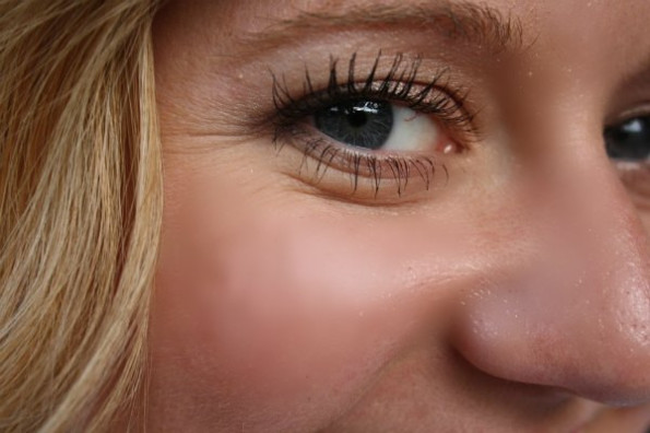 При морщинах около глаз отмечается дефицит витамин В2
