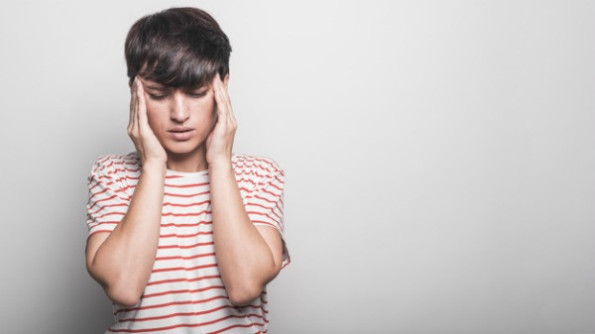 Из-за стресса и переживания может появиться звон в ушах 