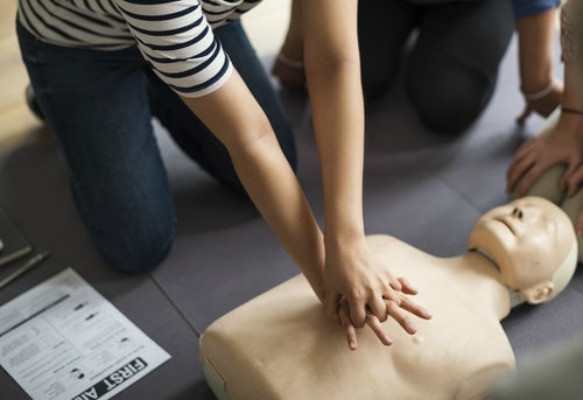 Первая помощь: как делать массаж сердца и искуссвенное дыхание
