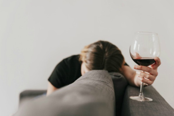 Частое употребление алкоголя может привести к нервному срыву 
