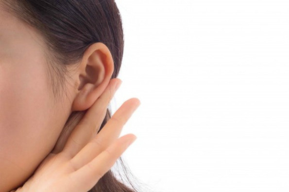 От переохлаждения развивается воспаления уха