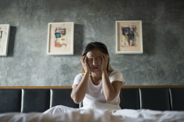 Если после сна мучает головная боль, то это может быть признаком гиперсомнии 