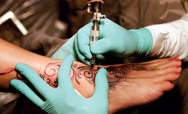 Врачи удалили пациентке матку из-за её любви к татуировкам