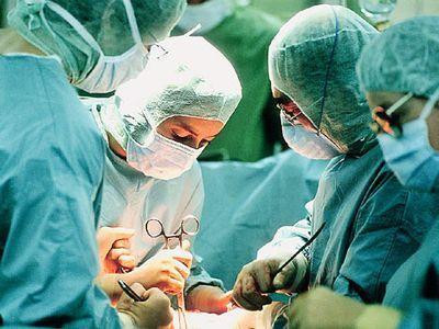 Китайские хирурги пришили руку к ноге
