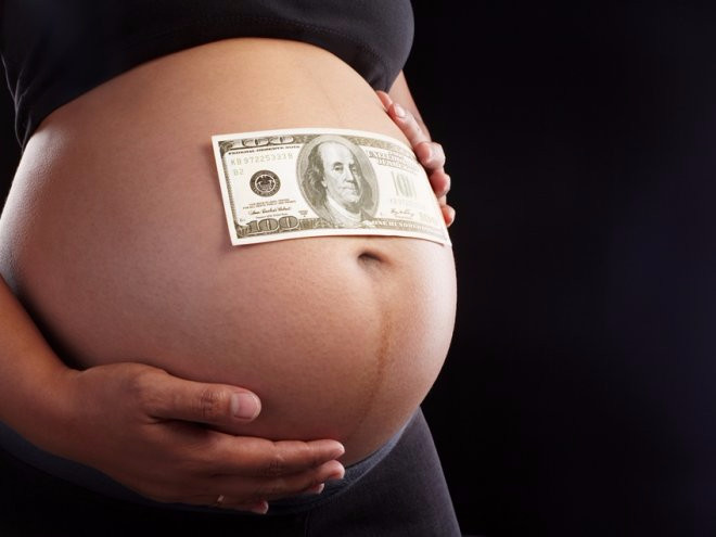 Суррогатное материнство могут приравнять к торговле людьми