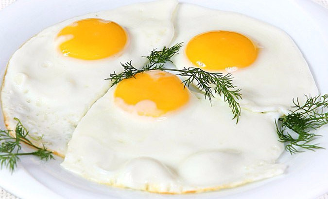 Диетологи рекомендуют есть яичницу на завтрак