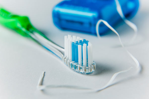 Польза зубной нити: журналисты против стоматологов