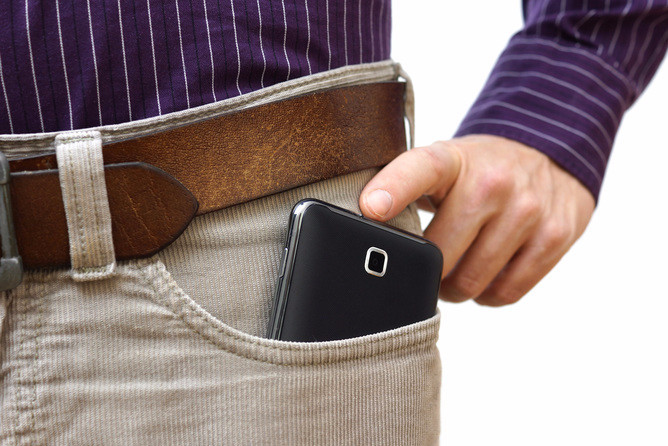 Можно ли носить мобильный телефон в кармане брюк