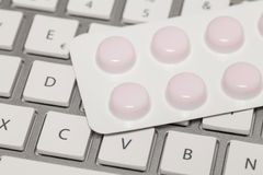 Купить лекарства через интернет можно будет с осени 