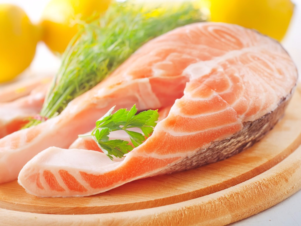Любителям фастфуда рекомендовано включить в рацион жирную рыбу