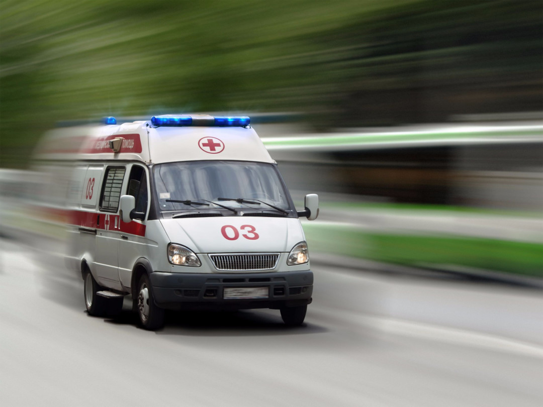 Школьница попала в больницу после встречи с автомобилем скорой помощи