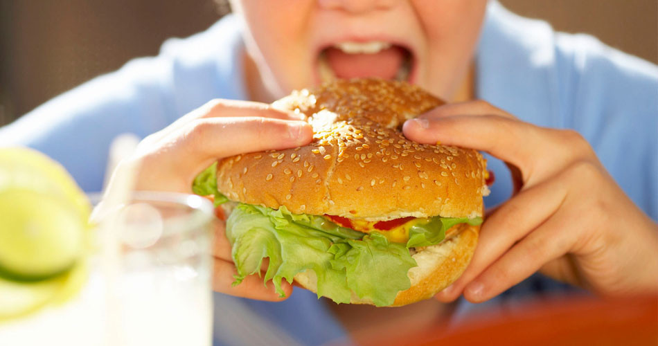 Минздрав предлагает запретить рекламу вредной пищи с участием детей