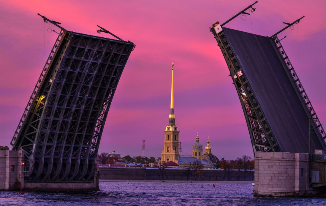 Дворцовый мост и Останкинская телебашня станут фиолетовыми 