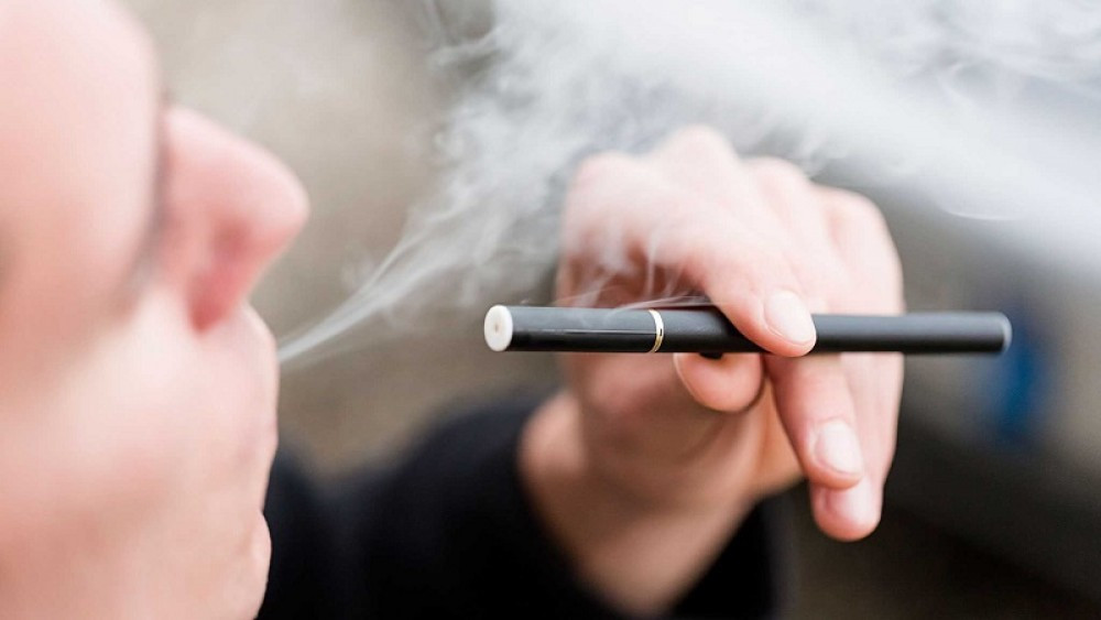 Электронные сигареты вовлекают людей в никотиновую зависимость