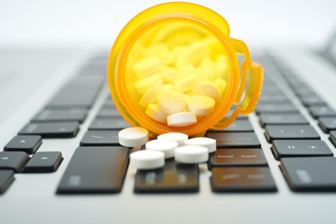 Более шести тысяч сайтов незаконно торговали лекарствами